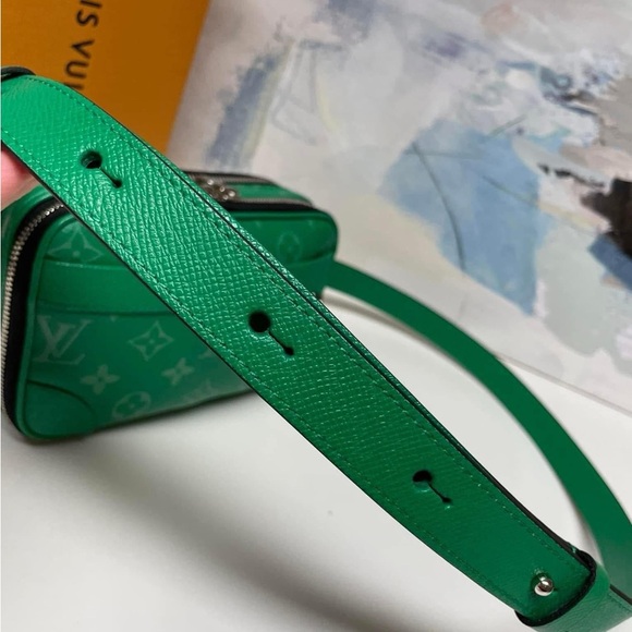 Louis Vuitton Authentic Alpha Wearable Wallet Bag in
Taigarama (Unisex) - Picture 11 of 16